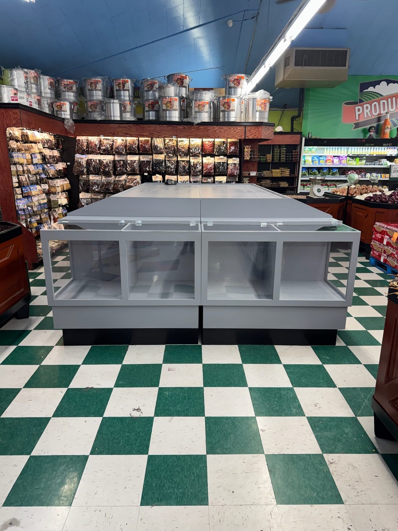 Bulk-bin island with acrylic dividers